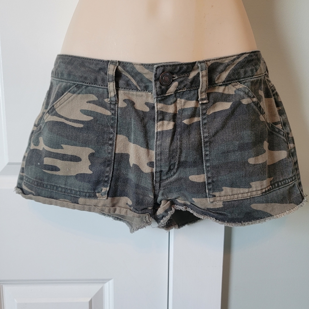 Forever 21 camo shorts